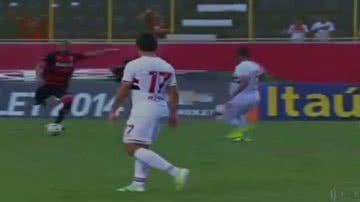 Imagem  Roger Carvalho falha, Vitória perde para o São Paulo e se complica