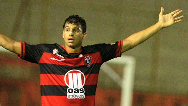Imagem Vitória segue na briga por Neto Baiano, mas Goiás leva vantagem