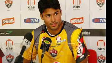 Imagem Pedro Ken dificilmente continua no Vitória em 2013