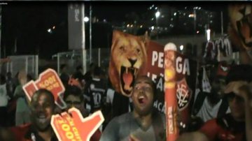 Imagem Vídeo: torcida do Vitória comemora na saída da Arena Fonte Nova
