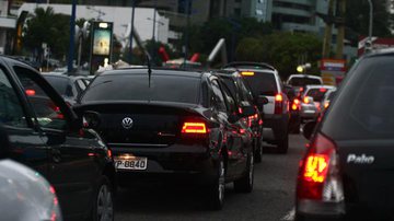 Imagem Com ou sem chuva, trânsito de Salvador segue caótico
