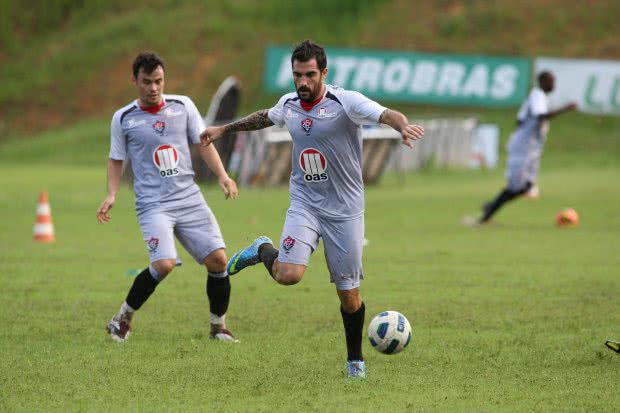Imagem Com Camacho, Vitória divulga relacionados