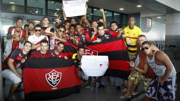 Imagem Rubro-negros protestam no aeroporto e são driblados pelos jogadores no embarque