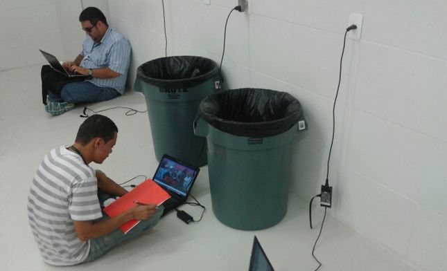 Imagem Jornalistas trabalham no banheiro na inauguração da Itaipava Arena Pernambuco