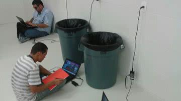 Imagem Jornalistas trabalham no banheiro na inauguração da Itaipava Arena Pernambuco