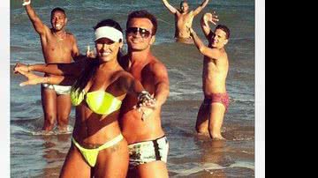 Imagem Falcão curte fim de ano ao lado da esposa em Praia do Forte