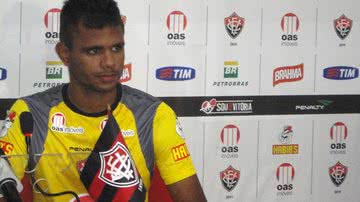 Imagem Jogador afastado e dispensado por Caio Jr acerta com a Ponte