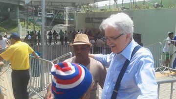 Imagem Presidente do Bahia acompanha venda de ingressos na Arena 