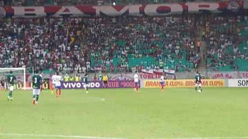 Imagem Bahia leva pressão no fim, mas vence Goiás na Arena