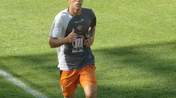 Imagem Vitória deve anunciar venda de zagueiro nas próximas horas