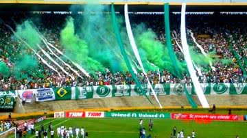 Imagem Torcedor com camisa do Goiás paga meia contra o Bahia