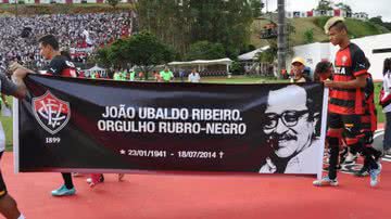 Imagem Jogadores do Vitória homenageiam rubro negro João Ubaldo Ribeiro