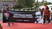 Imagem Jogadores do Vitória homenageiam rubro negro João Ubaldo Ribeiro