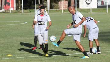 Imagem Ney Franco comanda treino com Souza no ataque titular do Vitória