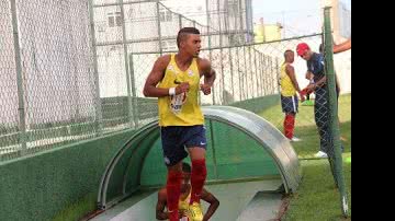Imagem Julgado à revelia, lateral da base deixa o Bahia