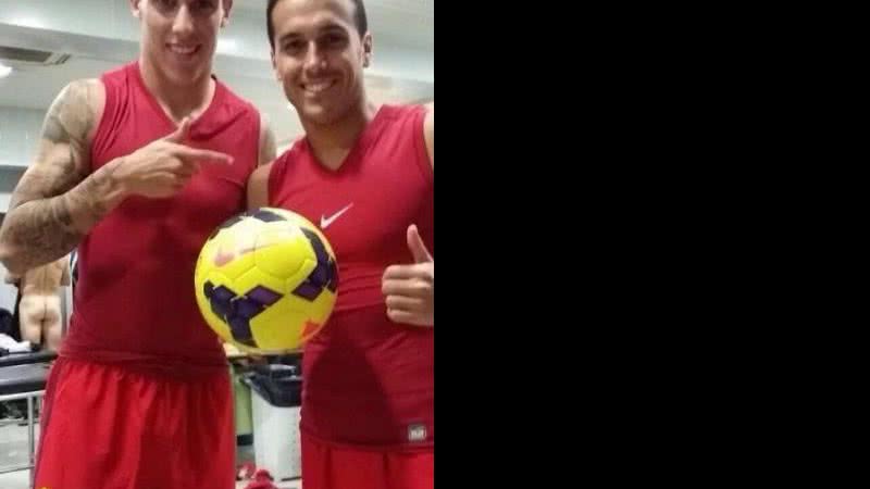 Imagem Jogadores do Barcelona postam foto com bumbum de colega ao fundo