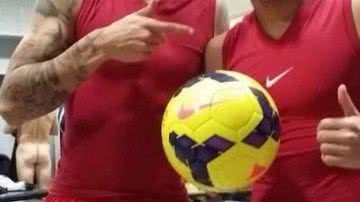Imagem Jogadores do Barcelona postam foto com bumbum de colega ao fundo