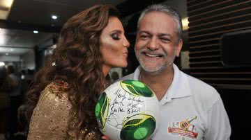 Imagem Artistas baianos autografam bola da Copa das Confederações