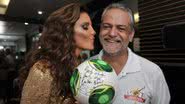 Imagem Artistas baianos autografam bola da Copa das Confederações