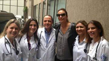 Imagem Ivete faz surpresa e anima Netinho durante visita à Hospital