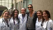 Imagem Ivete faz surpresa e anima Netinho durante visita à Hospital