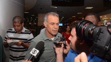 Imagem Jorginho chega a Salvador e demonstra otimismo na reabilitação do Vitória
