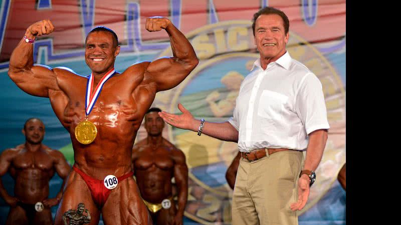 Imagem Fisiculturista chora e se ajoelha diante de Schwarzenegger: "Meu ídolo&quot