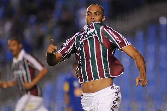Imagem Agente de Euzébio afirma que Vitória ainda tem interesse no zagueiro