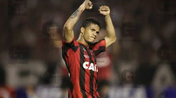 Imagem Diretoria do Vitória nega interesse do Corinthians por Léo 