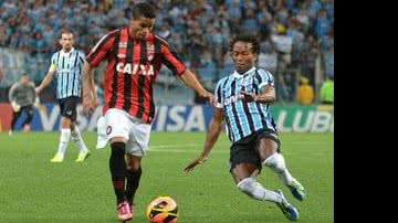 Imagem Pretendido pelo Fla, Léo fica em definitivo no Atlético-PR