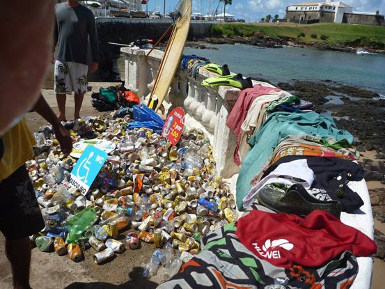 Imagem Pós-carnaval, grupo recolhe latas, garrafas, abadás e entulhos no mar da Barra