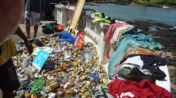 Imagem Pós-carnaval, grupo recolhe latas, garrafas, abadás e entulhos no mar da Barra