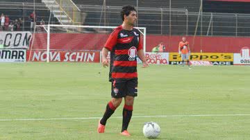 Imagem Com problema na lateral, Vitória volta aos treinamentos