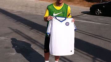 Imagem Messi ganha camisa do Vitória e comete gafe