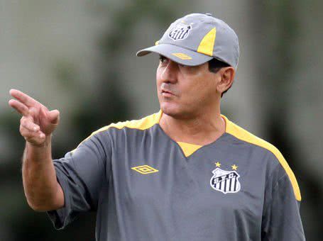Imagem Após saída de Muricy do Santos, o clube procura técnico de peso