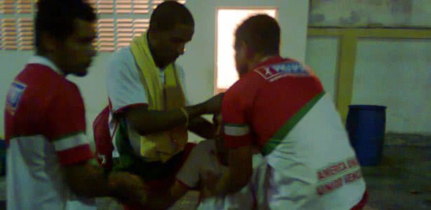 Imagem Jogadores desmaiam de fome após partida de futebol