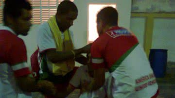 Imagem Jogadores desmaiam de fome após partida de futebol