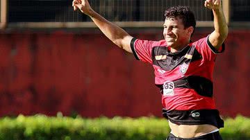 Imagem  Vitória faz proposta de pré-contrato para repatriar Neto Baiano