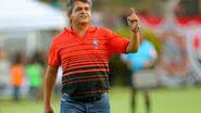 Imagem Ney Franco exalta Marquinhos Santos: “vai sair dessa”