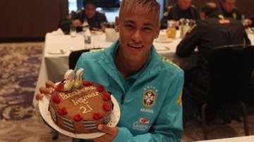 Imagem Neymar completa 21 anos e ganha bolo na Seleção Brasileira