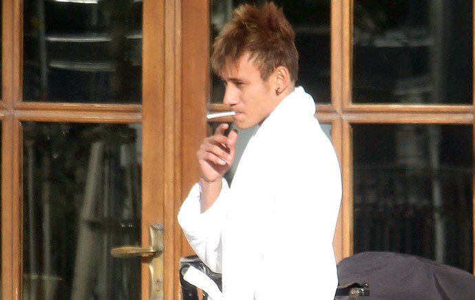 Imagem Suposta foto de Neymar fumando é desmentida por empresário 