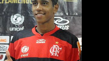 Imagem Gabriel é regularizado no Flamengo e pode estrear em clássico