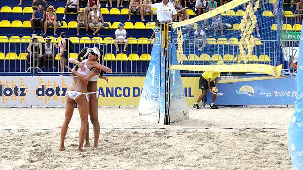 Imagem Irmãs do vôlei fazem coleção com biquínis que ganham