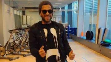 Imagem Daniel Alves mostra seu 'Lepo Lepo' na rede social