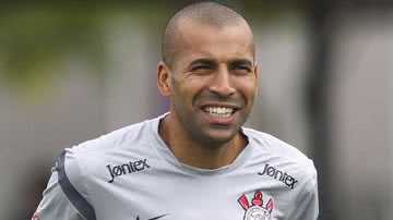 Imagem Emerson Sheik admite que tem ajudado financeiramente colegas do Botafogo
