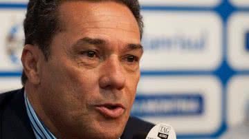 Imagem  Sem clube, Luxemburgo é disputado por Vitória e Palmeiras