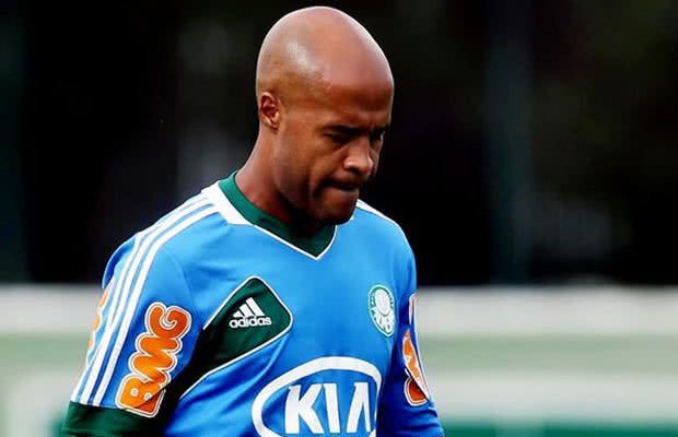 Imagem Marcos Assunção aceita receber menos no Santos que no Palmeiras