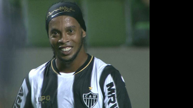 Imagem Ronaldinho Gaúcho mostra sorriso novo durante jogo