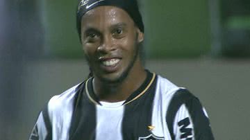 Imagem Ronaldinho Gaúcho mostra sorriso novo durante jogo