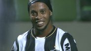Imagem Ronaldinho Gaúcho mostra sorriso novo durante jogo